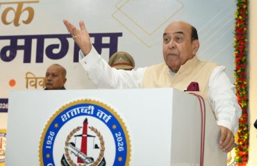 कार्यक्रम में लोगों को संबोधित करते माननीय राज्यपाल।