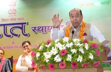 कार्यक्रम में लोगों को संबोधित करते माननीय राज्यपाल।
