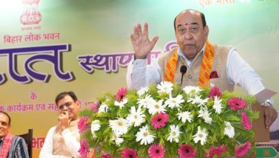 कार्यक्रम में लोगों को संबोधित करते माननीय राज्यपाल।