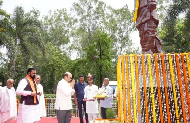 Hon'ble Governor paid tributes to former Chief Minister Late Satyendra Narayan Sinha on his birth anniversary.