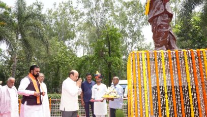 Hon'ble Governor paid tributes to former Chief Minister Late Satyendra Narayan Sinha on his birth anniversary.