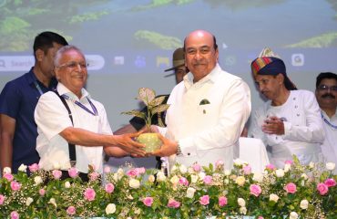 Hon'ble Governor being welcomed at the event.