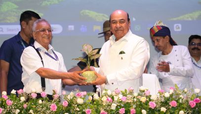 Hon'ble Governor being welcomed at the event.
