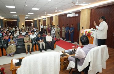 Hon'ble Governor addressing the people at the event.