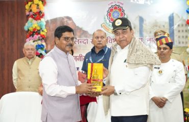 Hon'ble Governor being welcomed at the event.
