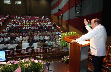 Hon'ble Governor addressing the people at the event.