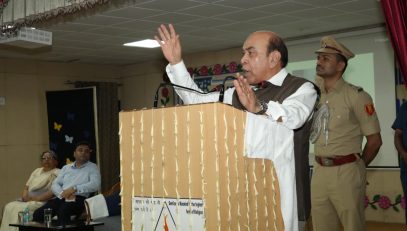 Hon'ble Governor addressing the people at the event.