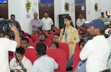 Students interacting with Hon'ble Governor at the event.