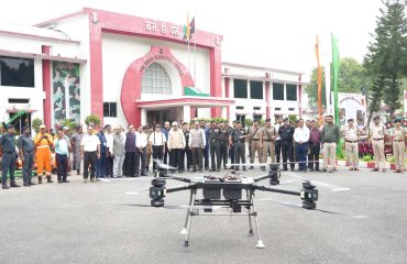 Hon'ble Governor examining the exhibition.
