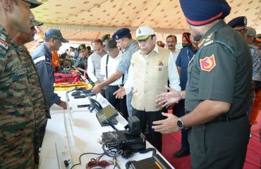 Hon'ble Governor examining the exhibition.
