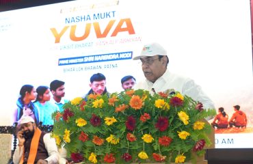 Hon'ble Governor addressing the people at the event.
