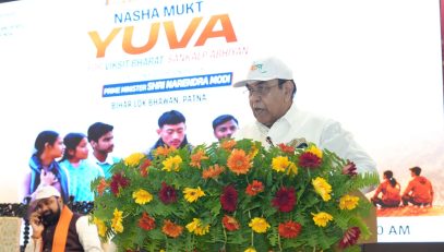 Hon'ble Governor addressing the people at the event.