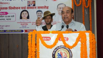 कार्यक्रम में लोगों को संबोधित करते माननीय राज्यपाल।