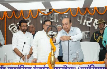 माननीय राज्यपाल ने दीप प्रज्वलन द्वारा कार्यक्रम का उद्घाटन किया।