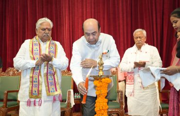 माननीय राज्यपाल ने दीप प्रज्वलन द्वारा कार्यक्रम का उद्घाटन किया।