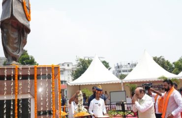 माननीय राज्यपाल ने पूर्व प्रधानमंत्री स्वर्गीय अटल बिहारी वाजपेयी को उनकी पुण्यतिथि पर श्रद्धांजलि अर्पित की।