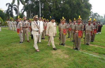 परेड का अवलोकन करते माननीय राज्यपाल।