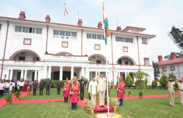 राष्ट्रीय ध्वज को सलामी देते हुए माननीय राज्यपाल।