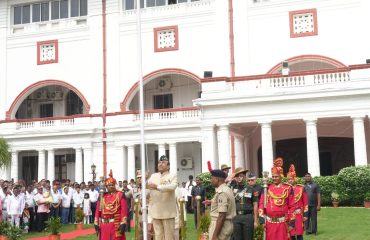 माननीय राज्यपाल ने राष्ट्रीय ध्वज फहराया।