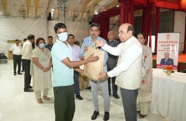 माननीय राज्यपाल ने प्रधानमंत्री ‘टीबी-मुक्त भारत अभियान’ के तहत फूड बास्केट का वितरण किया।