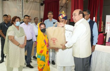 माननीय राज्यपाल ने प्रधानमंत्री ‘टीबी-मुक्त भारत अभियान’ के तहत फूड बास्केट का वितरण किया।