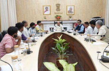 अनशनकारी छात्रों के साथ माननीय राज्यपाल की वार्ता के उपरान्त बनी सहमति।