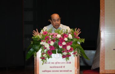 Hon'ble Governor addressing the people at the event.