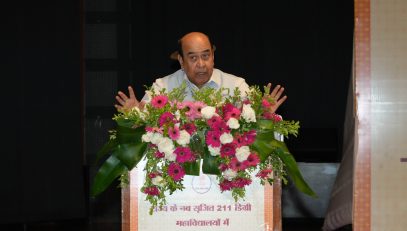 Hon'ble Governor addressing the people at the event.