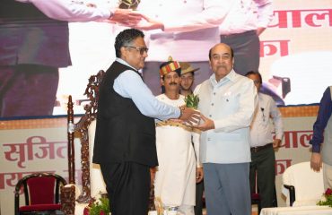 Hon'ble Governor being welcomed at the event.