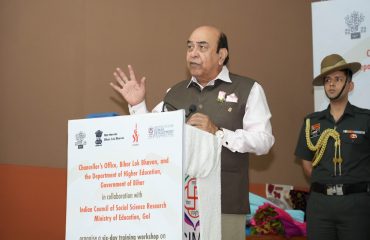 Hon'ble Governor addressing the people at the event.