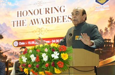 Hon'ble Governor addressing the people at the event.