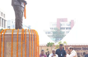 Hon'ble Governor paid tribute to Bharat Ratna Late Dr. Mokshagundam Visvesvaraya on his birth anniversary.