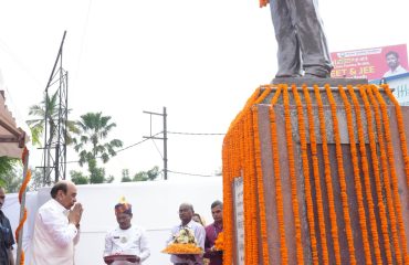 माननीय राज्यपाल ने स्वर्गीय सर शिवसागर रामगुलाम की जयंती के अवसर पर उन्हें नमन किया।