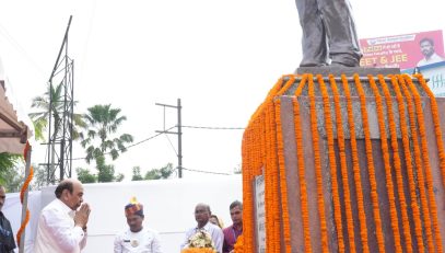 Hon'ble Governor paid tribute to the late Sir Shivsagar Ramgoolam on his birth anniversary.