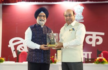The Hon'ble Governor felicitating Hon'ble Lt. Governor of Delhi.