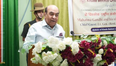 Hon'ble Governor addressing the people at the event.
