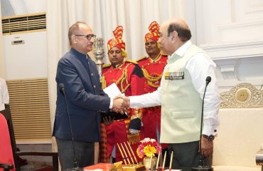 Hon'ble Governor administered the oath of office to Shri Vinay Kumar as State Chief Information Commissioner.