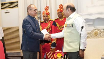 Hon'ble Governor administered the oath of office to Shri Vinay Kumar as State Chief Information Commissioner.