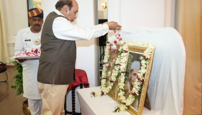 Hon'ble Governor paid tribute to the Father of the Nation Mahatma Gandhi and former Prime Minister Late Lal Bahadur Shashtri at Bihar Lok Bhawan.