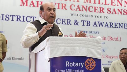 Hon'ble Governor addressing the people at the event.