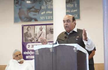 Hon'ble Governor addressing the people at the event.