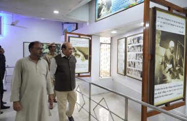 Hon'ble Governor examining the exhibition.