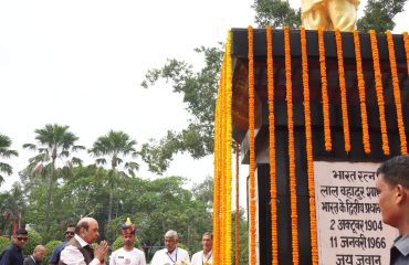 Hon'ble Governor garlanded the statue of Late Lal Bahadur Shashtri at Shastri Nagar Park on his birth anniversary.