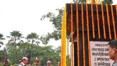Hon'ble Governor garlanded the statue of Late Lal Bahadur Shashtri at Shastri Nagar Park on his birth anniversary.