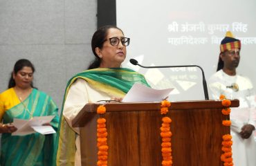 Hon'ble Lady Governor addressing the people at the event.