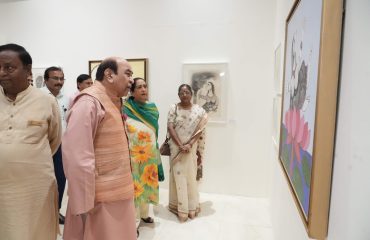 Hon'ble Governor examining the exhibition.