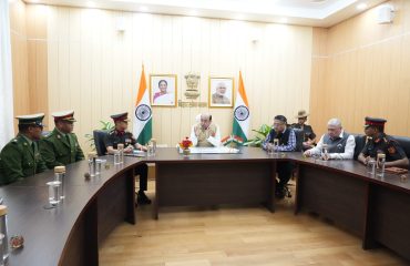 Hon'ble Governor addressing the army officers at the meeting.