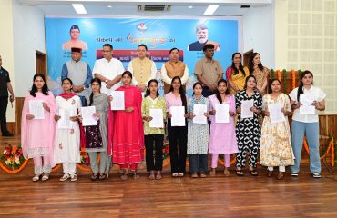 माननीय मुख्यमंत्री, उत्तराखंड सरकार द्वारा परिवहन विभाग, उत्तराखंड में चयनित प्रवर्तन आरक्षियों को नियुक्ति पत्र वितरित किये गये (दिनांक- 22-05-2025)