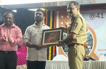 Mr. Sanyog Gade Free Coaching Scheme for PwDs (RRB-SSC Examination) student presenting the self illustrated photo frame momento to Shri. Vivek Phalsankar, IPS, Commissioner of Police Mumbai on the occasion of AYJNISHD(D)'s 41st annual day celebration on 9th August, 2024