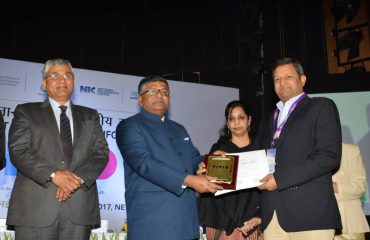 Best DIO Award to Banda, Uttar Pradesh for Promoting Cashless Transactions at VIVID - 1st National DIO Meet on Grassroot Informatics, New Delhi, January 2017.